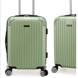 FINAL SALE🔥 Traveler's Choice Charvi III 21" Hardside Spinner PLUS Power Bank